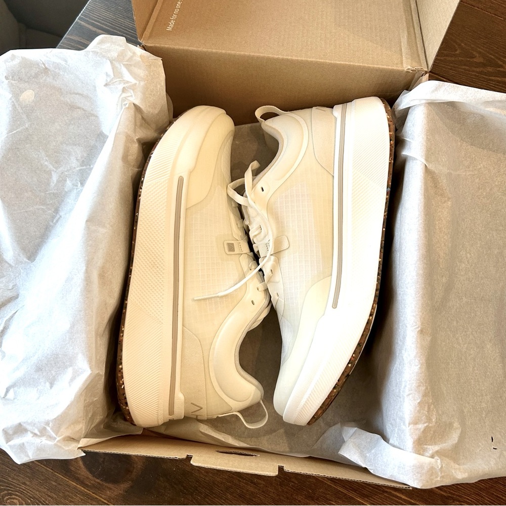 AHNU Sequence 1 Low Women’s 9.5 White Shoe